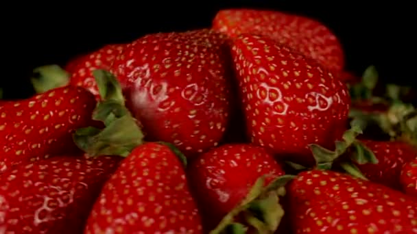 Erdbeere Rotiert Auf Schwarzem Hintergrund Nahaufnahme Selektiv — Stockvideo