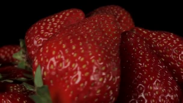 Erdbeere Rotiert Auf Schwarzem Hintergrund Nahaufnahme Selektiver Fokus — Stockvideo