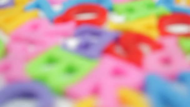 Разноцветные Пластиковые Буквы Английского Habet Вращаются Белом Фоне Вне Фокуса — стоковое видео