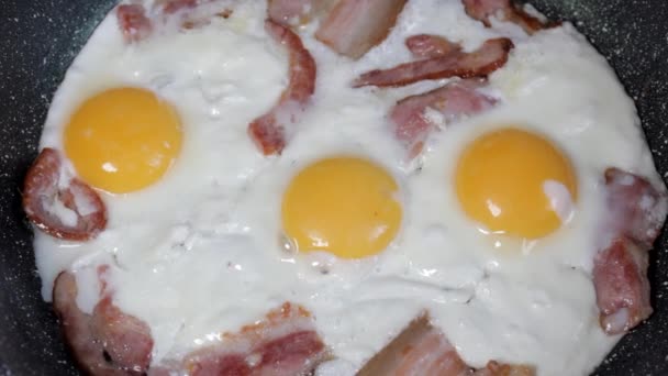 Huevos Fritos Con Tocino Una Sartén Primer Plano — Vídeo de stock