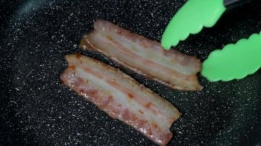 Kızartma tavasında kıtır pastırma pişirme işlemi.. 