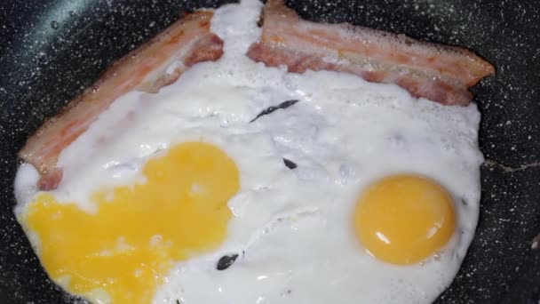 Process Cooking Bacon Eggs Frying Pan Close — Stock Video