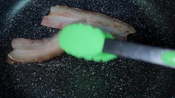 在煎锅中烹调脆咸肉的过程 — 图库视频影像