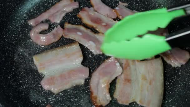 Processen Att Tillaga Krispig Bacon Skuren Små Bitar Stekpanna Närbild — Stockvideo