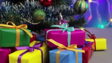 Noel hediyeleri ve süslemelerle süslenmiş Noel ağacının altında yeni yıl hediyeleri.. 