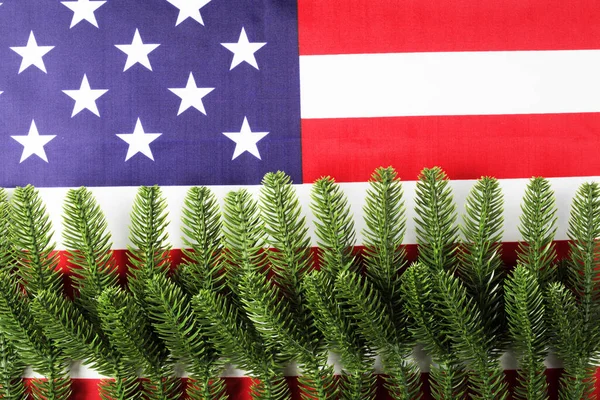 Rami Abete Rosso Artificiale Sulla Bandiera Americana Vista Dall Alto — Foto Stock