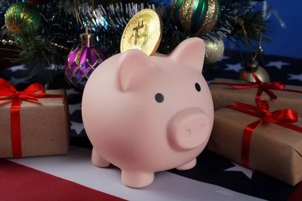 Otwarcie Świnki Bankowej Złotą Bitcoinem Pod Choinką Obok Prezentów Świątecznych — Zdjęcie stockowe