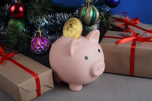 Piggy Bank Pig Gold Bitcoin Christmas Tree Decorated Christmas Balls — Stock Photo, Image