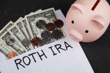 Emeklilik konseptleri, emeklilik konsepti, bir dolarlık banknotların olduğu zarfın yanında domuz kumbarası. 