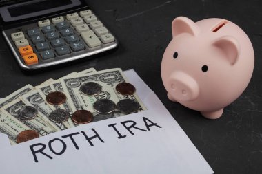 Emeklilik konseptleri, emeklilik konsepti, bir dolarlık banknotların olduğu zarfın yanında domuz kumbarası. 