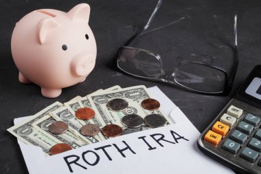 Emeklilik konseptleri, emeklilik konsepti, bir dolarlık banknotların olduğu zarfın yanında domuz kumbarası. 