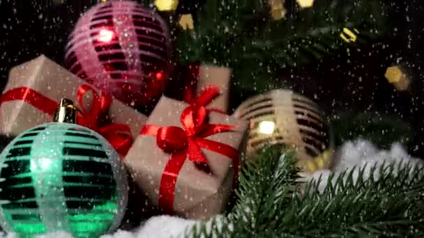 Prezenty Świąteczne Obok Kulki Tle Migających Świateł Girlandy Nieostre — Wideo stockowe