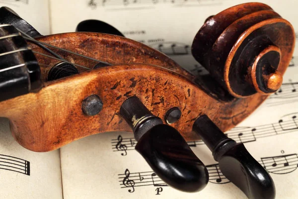 Βιολί Πάπυρο Μανταλάκια Βρίσκεται Νότες Βιολιού Close Επιλεκτική Εστίαση — Φωτογραφία Αρχείου
