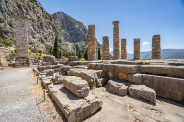 Yunanistan 'ın Fokida kentindeki Delphi arkeolojik sahasındaki Apollo tapınağı