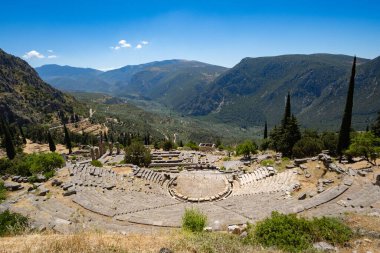 Delfi antik Yunan tiyatrosu ve Yunanistan 'ın Fokida kentindeki Delphi arkeoloji sahasındaki Apollo tapınağı