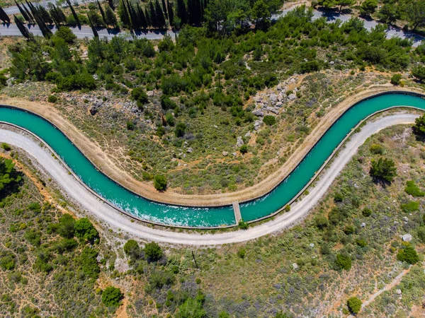 Delphi Yunanistan 'daki su kanalı Mornos yapay gölü. Atina 'nın ana su kaynağı Mornos Kanalı.