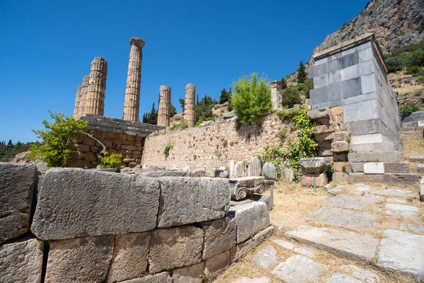 Templo de Apolo en el sitio arqueológico de Delfos en Fokida, Grecia — Foto de Stock