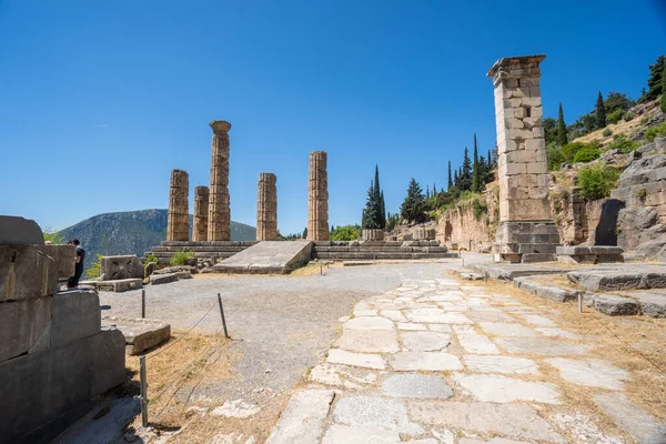 Templo de Apolo en el sitio arqueológico de Delfos en Fokida, Grecia — Foto de Stock