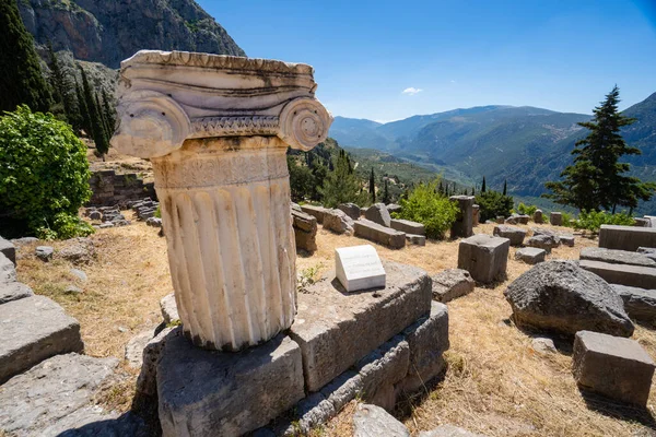 Una columna en el sitio arqueológico de Delfos en Fokida, Grecia — Foto de Stock