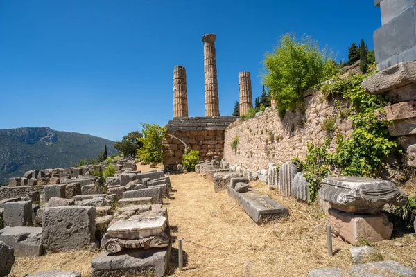 Templo de Apolo en el sitio arqueológico de Delfos en Fokida, Grecia — Foto de Stock
