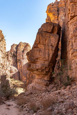 Cezayir, Sahra Çölü 'ndeki Essendilene Kanyonu' nun manzarası. Rüzgâr ve kum tarafından yontulmuş profile benzeyen dev bir kaya görüntüsü