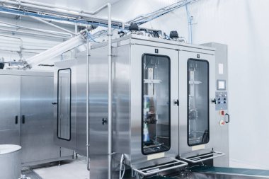 Süt fabrikası, otomatik dolgu makinesinde paketlenmiş süt poşetleri.