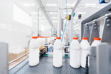 Süt fabrikası endüstrisi, süt şişelerini taşımak için otomatik taşıyıcı