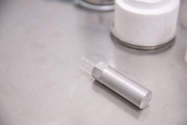 Eczacılık üretim hattı. Salgın, kanser, hastalık, virüs aşısı