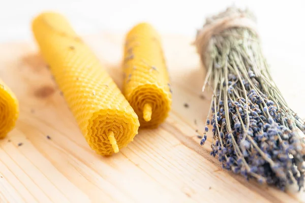 Bandiera Candele gialle in cera d'api con miele e profumo di lavanda — Foto Stock