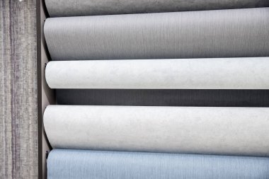 Dükkanda farklı renkli duvar kağıtlarının pankart örnekleri, sıra pazarda seçim