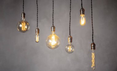 Edison retro lambasını çatı katı gri beton arka planına ayarla. Kavram fikri