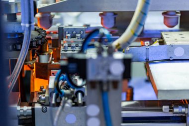 Evcil hayvan plastiği şişeleri yapmak için. Süt ya da bira için konteynır üretimi için boş. Hat fabrikası ekipmanı