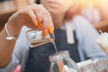 Güzel genç bayan işyeri, Venüs vücudu şeklinde aromatik mumlar üretiyor. Sanatçı kadın konsepti küçük işletme