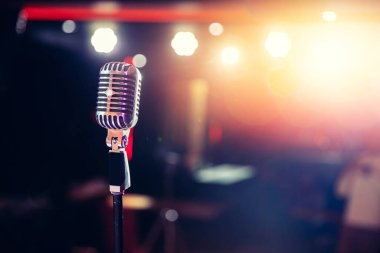 Renkli arkaplan kopyalama boşluğunda eski antika mikrofonu kapat