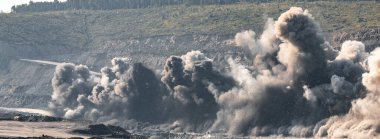 Açık kömür madeni endüstrisinde toz ve dumanla dolu patlayıcı çalışmalar