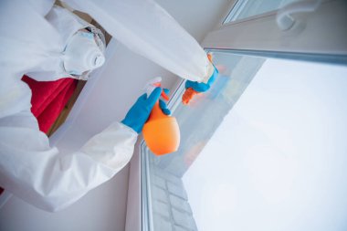 Tıbbi personel, Coronavirus salgınındaki camları biyokimyasal kıyafet spreyindeki virüs ve mikroplarla dezenfekte etti.