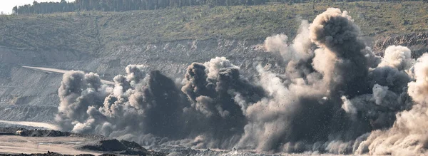 Açık kömür madeni endüstrisinde toz ve dumanla dolu patlayıcı çalışmalar
