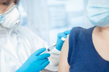 Hemşire yaşlı kadınlara aşı yapıyor, Coronavirüs yaşlılarına aşı yapıyor. Sağlık hizmetlerini kabul et