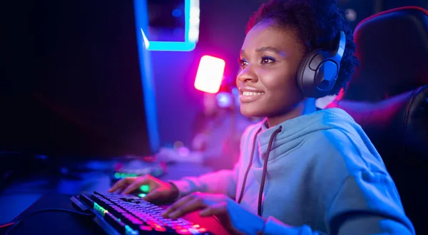 Retrato Gamer afroamericana hermosa mujer jugar juegos en línea ordenador, streamer neón sala de banner — Foto de Stock