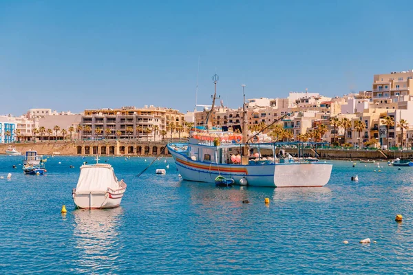 Ville Marsaskala Malte port d'été Bateaux de pêche dans l'eau Méditerranée mer bleue — Photo