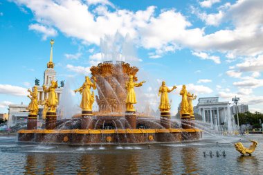 Moskova, Rusya - 29 Temmuz 2019: VDNH güneşli yaz gününde çeşme ve park, popüler turizm merkezi