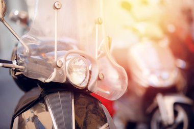 Turistler için Avrupa 'da motosiklet kiralama ve paylaşım için park yeri ayarla