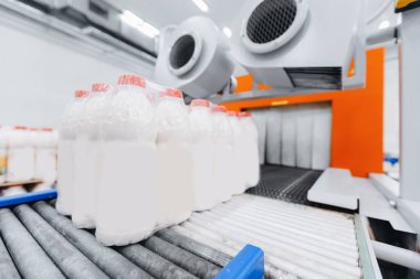 Süt fabrikası endüstrisi, otomatik ambalajlı şişeler plastik torbalarda.