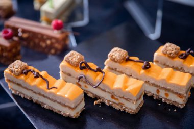 Yemek ve düğün için tatlı masası, mango ve kremalı çikolatalı pasta.