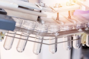 Evcil hayvan plastiği şişeleri yapmak için. Süt ya da bira için konteynır üretimi için boş. Hat fabrikası ekipmanı