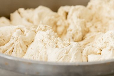 Ekmek pişirmek için hamur bilyeleri, doğrulama ve şekil almak için ayakta