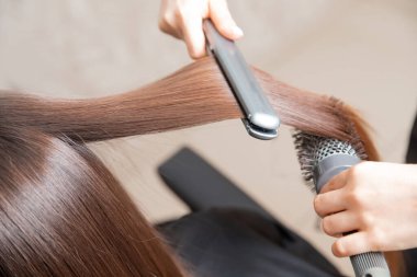 Kuaför kuaföründe Keratin kurtarma saç profesyonel ultrasonik demir alet ve protein tedavi yığını
