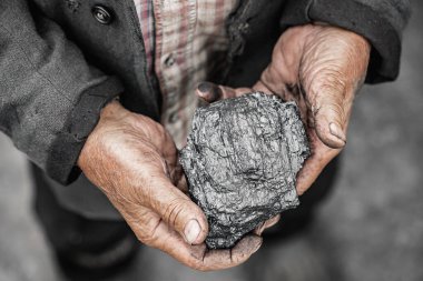 Madenci kömür palmiyesini tutuyor. Kavram madenciliği, Üst Görünüm
