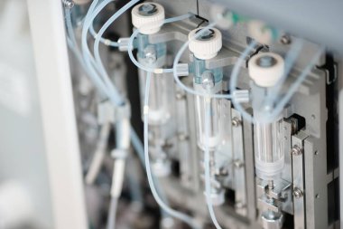 Otomatik robot mikrobiyolog virüsler için kan örneklerini analiz ediyor. Aşı araştırması kavramı Coronavirus 2019-nCoV