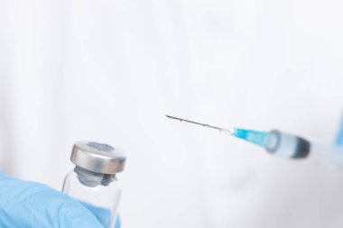 Doktor eli şırınga ve aşı korona virüsü tutuyor. Çin 'de insanlara hastalık enjekte etme kavramı